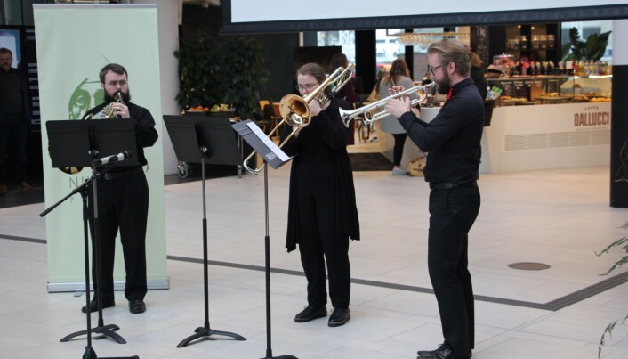 Studenter fra Griegakademiet åpnet med Music from the royal firework. Torbjørn Karlsen på valthorn, Emilie Synnøve Liknes på trombone og Emil Børø på trompet. Foto: Hilde Kristin Strand Studenter fra Griegakademiet åpnet med Music from the royal firework. Torbjørn Karlsen på valthorn, Emilie Synnøve Liknes på trombone og Emil Børø på trompet. Foto: Hilde Kristin Strand