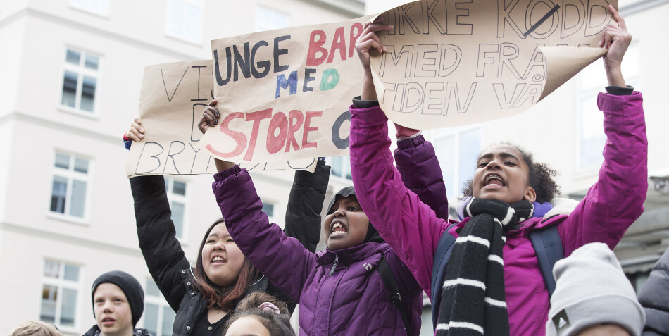 Aksjon i Bergen torsdag 14. mars: Daniela Limu Raetta (13), Maryan Ali (13) og Ariana Lima (13) fra Slettebakken skole synes de voksne bør høre på ungdommens klimarop. Foto: Silje Katrine Robinson Aksjon i Bergen torsdag 14. mars: Daniela Limu Raetta (13), Maryan Ali (13) og Ariana Lima (13) fra Slettebakken skole synes de voksne bør høre på ungdommens klimarop. Foto: Silje Katrine Robinson