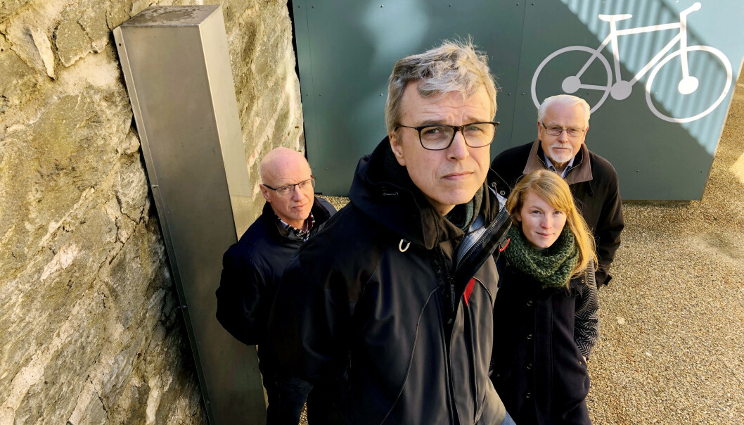 Helge Drange, profilert klimaforskar, står i spissen for eit opprop frå tilsette ved Universitetet i Bergen. Målet er å påverke universitetsleiinga til klimatiltak og kutte utslepp knytt til flyreiser. Her flankert av Helge Bjørlo (t.v.) , Ida Fauskanger og Gunnar Kvåle. Foto: Njord V. Svendsen Helge Drange, profilert klimaforskar, står i spissen for eit opprop frå tilsette ved Universitetet i Bergen. Målet er å påverke universitetsleiinga til klimatiltak og kutte utslepp knytt til flyreiser. Her flankert av Helge Bjørlo (t.v.) , Ida Fauskanger og Gunnar Kvåle. Foto: Njord V. Svendsen