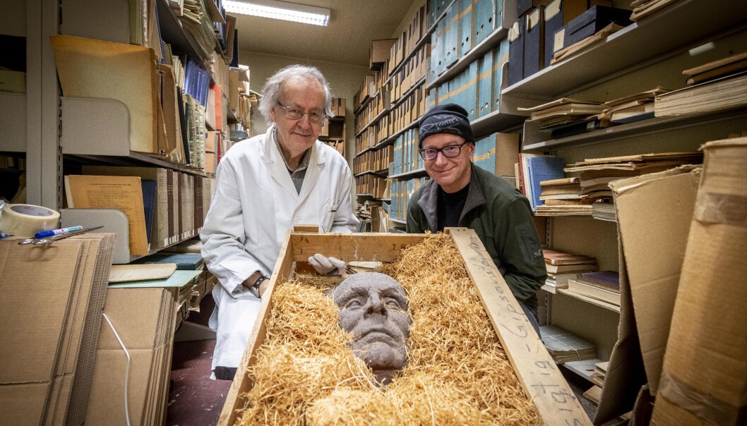 Olav og Ola reddar det som reddast kan og bør, før det siste instituttbiblioteket på UiB blir tømt for alltid. Her flankerer dei eit uttrykksfullt funn i gips, meteorologiens far, Vilhelm Bjerknes. Foto: Tor Farstad Olav og Ola reddar det som reddast kan og bør, før det siste instituttbiblioteket på UiB blir tømt for alltid. Her flankerer dei eit uttrykksfullt funn i gips, meteorologiens far, Vilhelm Bjerknes. Foto: Tor Farstad