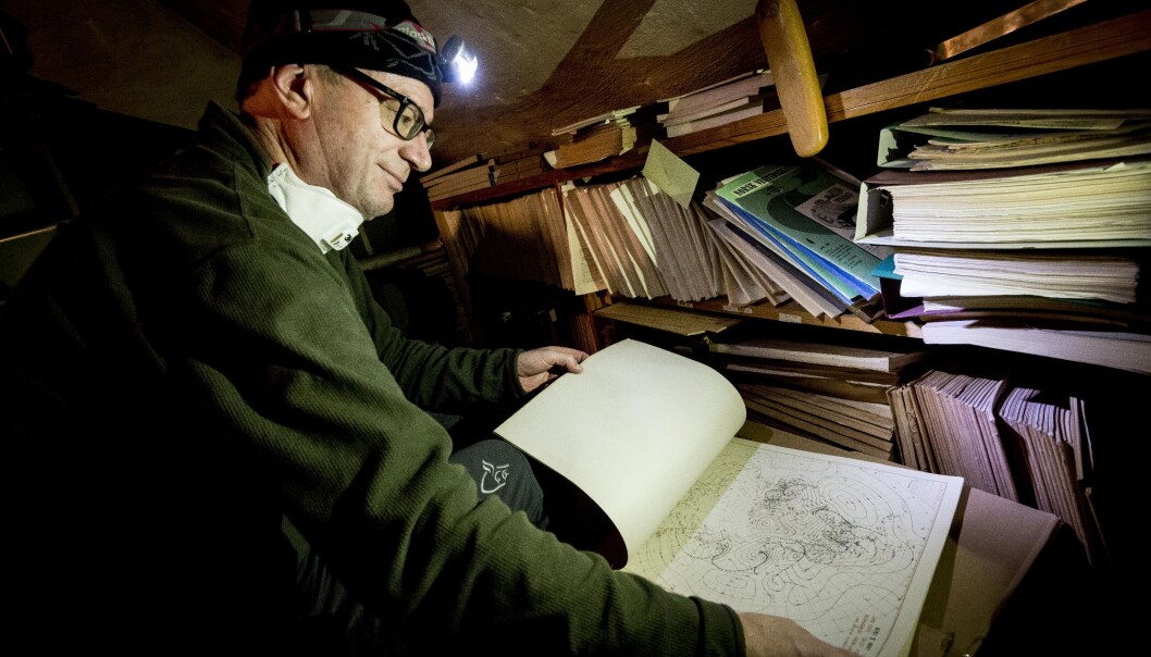Korleis vart vêret? Ola Søndenå med bunke på bunke med gamle vêrobservasjonar. Søndenå har arbeidd med faghistora på universitetet i 15 år. Foto: Tor Farstad. Korleis vart vêret? Ola Søndenå med bunke på bunke med gamle vêrobservasjonar. Søndenå har arbeidd med faghistora på universitetet i 15 år. Foto: Tor Farstad.