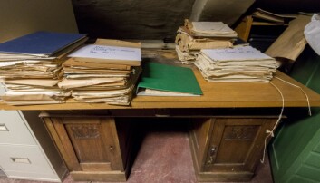 Livsverk på loftet? Eit gammalt skrivebord med like gammalt forskingsmateriale stabla på har ein gong blitt bore litt nærare himmelen. Foto: Tor Farstad Livsverk på loftet? Eit gammalt skrivebord med like gammalt forskingsmateriale stabla på har ein gong blitt bore litt nærare himmelen. Foto: Tor Farstad