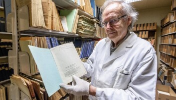 I utkanten av ein kjellar på Geofysisk institutt finst eit rom fylt med faghistorie. Olav Aas tar vare på dei mange publikasjonane med signaturar og dedikasjonar, denne frå Fridtjof Nansen til Bjørn Helland-Hansen. Foto: Tor Farstad I utkanten av ein kjellar på Geofysisk institutt finst eit rom fylt med faghistorie. Olav Aas tar vare på dei mange publikasjonane med signaturar og dedikasjonar, denne frå Fridtjof Nansen til Bjørn Helland-Hansen. Foto: Tor Farstad