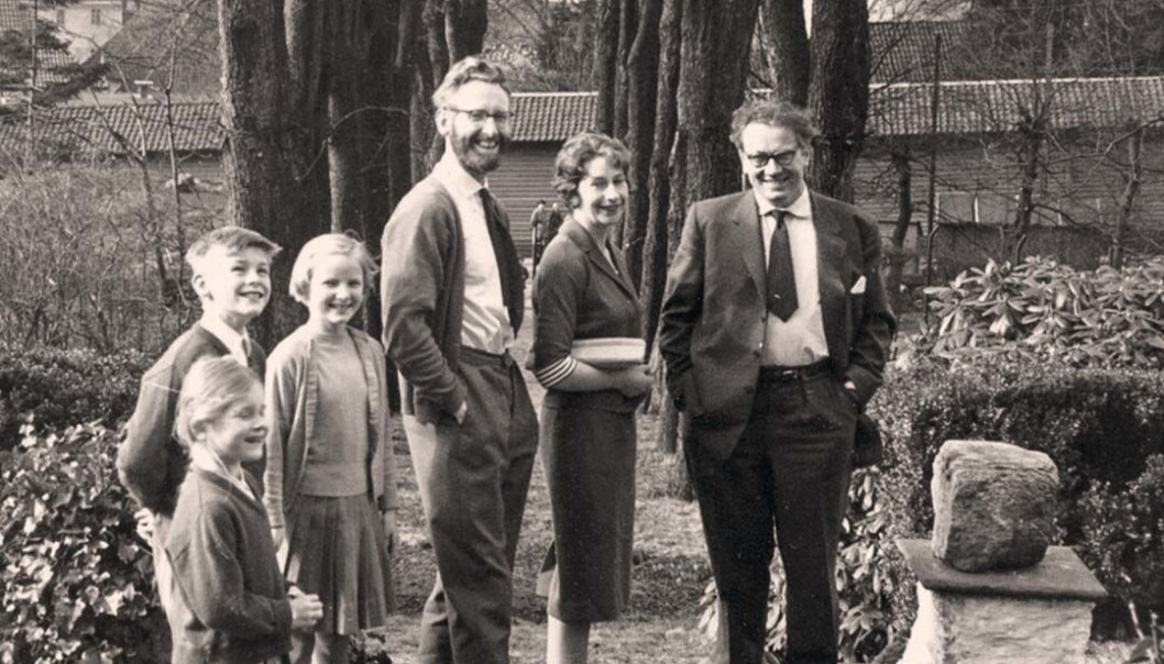 Søndagstur med filosofen Arild Haaland. De to familiene hadde selskapelig omgang, og i 1962 flyttet Stein og Elizabeth inn i nytt hus ikke langt fra Haaland. Foto gjengitt med tillatelse fra Vigmostad Bjørke Søndagstur med filosofen Arild Haaland. De to familiene hadde selskapelig omgang, og i 1962 flyttet Stein og Elizabeth inn i nytt hus ikke langt fra Haaland. Foto gjengitt med tillatelse fra Vigmostad Bjørke