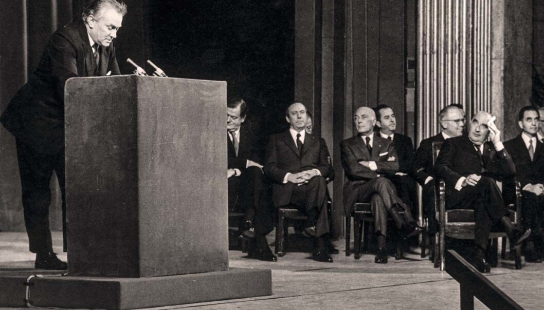 Sciences Po i Paris feiret hundreårsjubileum i 1972, og Stein talte til forsamlingen som president i IPSA, med blant andre president Georges Pompidou å podiet. Foto: Bjørn Henrichsens privatarkiv Sciences Po i Paris feiret hundreårsjubileum i 1972, og Stein talte til forsamlingen som president i IPSA, med blant andre president Georges Pompidou å podiet. Foto: Bjørn Henrichsens privatarkiv
