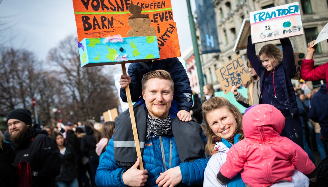 Tommy og Sandra har møtt opp på streiken med barna sine Storm og Tindra. Foto: Siri Øverland Eriksen. Tommy og Sandra har møtt opp på streiken med barna sine Storm og Tindra. Foto: Siri Øverland Eriksen.