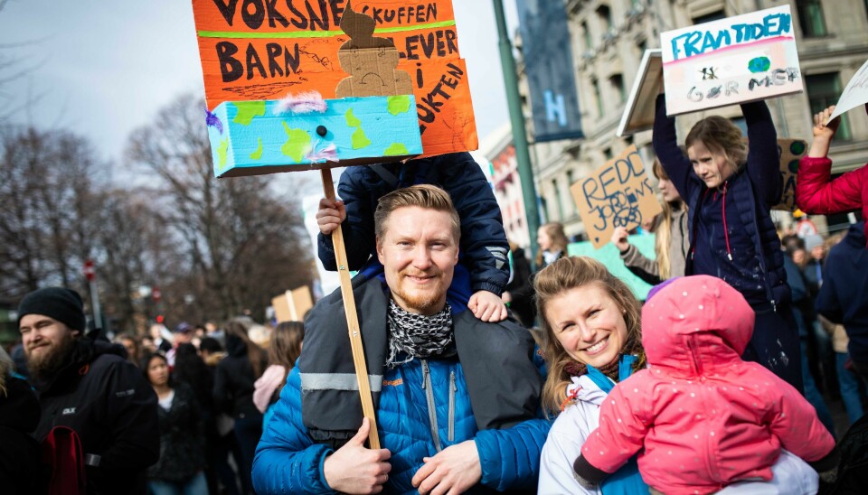 Tommy og Sandra har møtt opp på streiken med barna sine Storm og Tindra. Foto: Siri Øverland Eriksen.