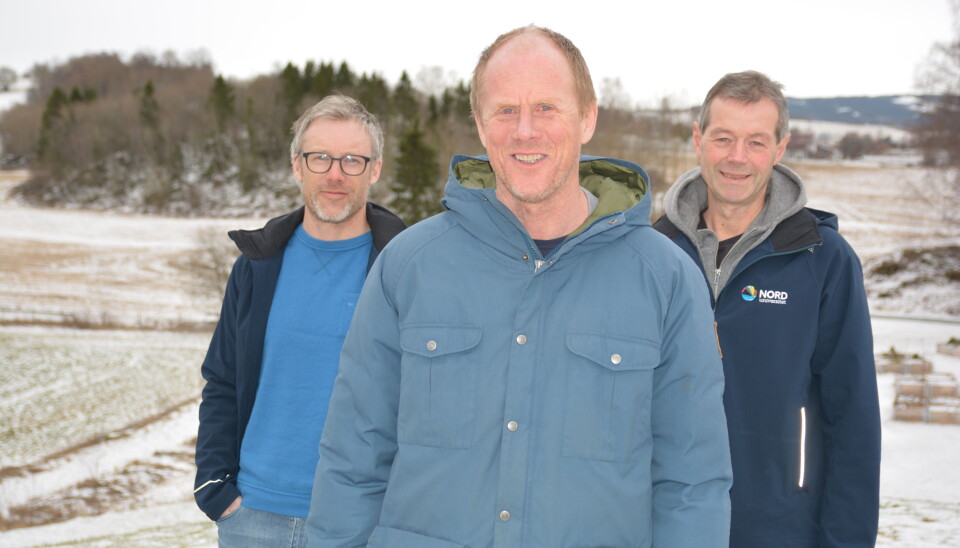 Bokredaktør Knut Skjesol (i midten) sammen med forskerne og forfatterne Svein Olav Ulstad (til venstre) og Idar Lyngstad Foto: Nord universitet