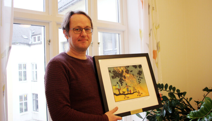 Kunstverket heiter Balansekunst. Heilt passande for det microdata er, meiner Ørnulf Risnes. Foto: Hilde Kristin Strand Kunstverket heiter Balansekunst. Heilt passande for det microdata er, meiner Ørnulf Risnes. Foto: Hilde Kristin Strand