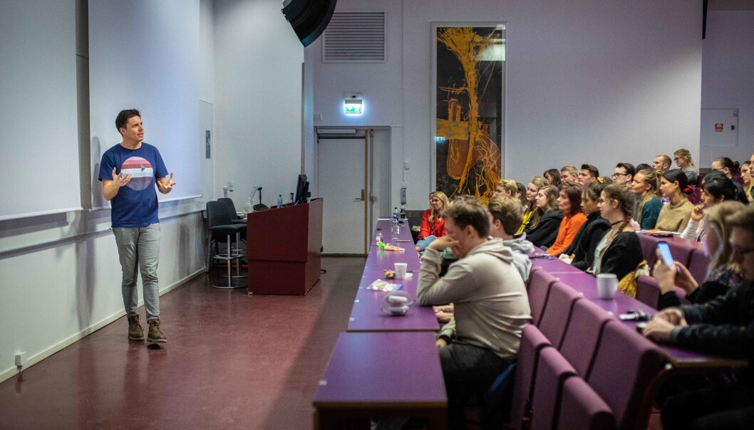 Flere kilder har eksperter som uttaler seg på felt de ikke kan noe om. Kontrollsjekk hva professoren i den artikkelen faktisk er professor i! Flere kilder har eksperter som uttaler seg på felt de ikke kan noe om. Kontrollsjekk hva professoren i den artikkelen faktisk er professor i!