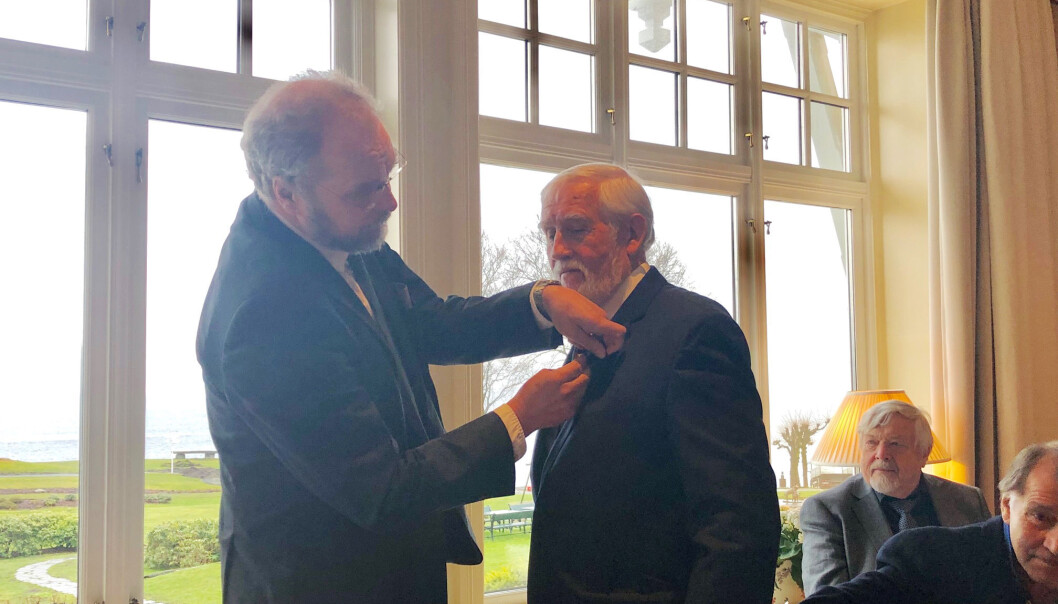 Fylkesmann Lars Sponheim gir Nils Georg Brekke det synlege provet. Foto: Pål Kårbø Fylkesmann Lars Sponheim gir Nils Georg Brekke det synlege provet. Foto: Pål Kårbø