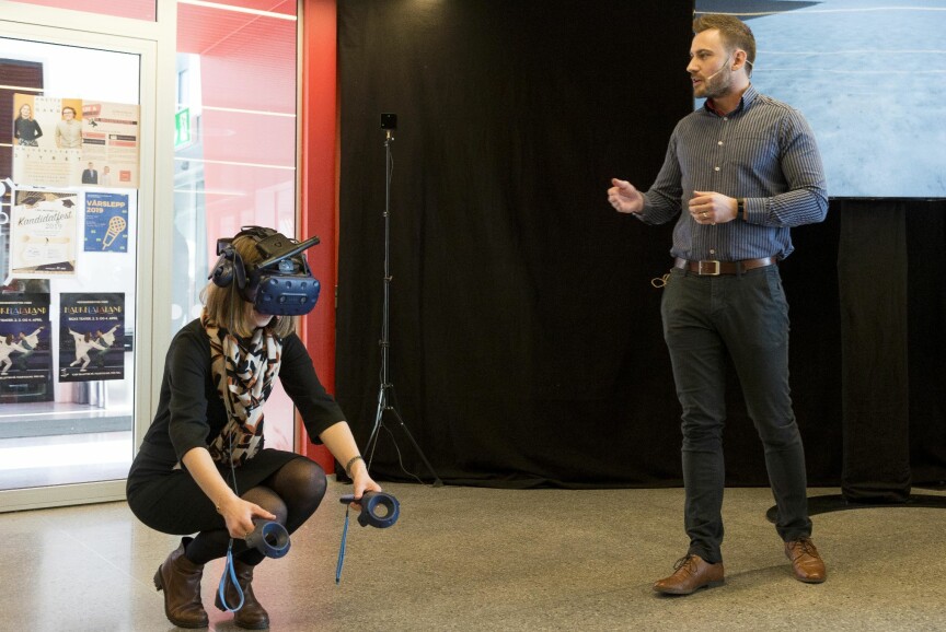 Statsråd Iselin Nybø med Virtual Reality-briller. Foto: Tor Farstad