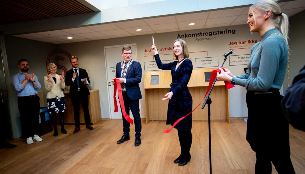 Iselin Nybø åpnet det nye helsesenteret med snorklipping etter alle kunstens regler Her godt hjulpet av rektor på Universitetet i Oslo, Svein Stølen, og leder for Velferdstinget i Oslo, Maya Sol Sørgård. Foto: Runhild Heggem Iselin Nybø åpnet det nye helsesenteret med snorklipping etter alle kunstens regler Her godt hjulpet av rektor på Universitetet i Oslo, Svein Stølen, og leder for Velferdstinget i Oslo, Maya Sol Sørgård. Foto: Runhild Heggem