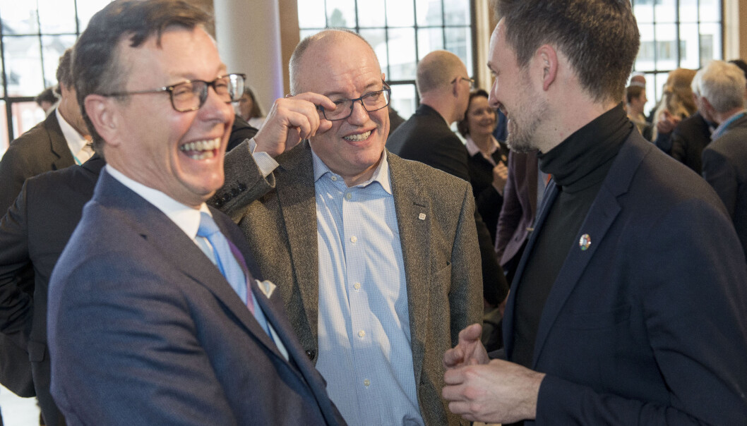 Rektorane Dag Rune Olsen og Gunnar Bovim i munter passiar med fersk utviklingsminister Dag Inge Ulstein. Olsen og Bovim representerer to av dei fire store - som no får felles arkivsystem. Foto: Tor Farstad Rektorane Dag Rune Olsen og Gunnar Bovim i munter passiar med fersk utviklingsminister Dag Inge Ulstein. Olsen og Bovim representerer to av dei fire store - som no får felles arkivsystem. Foto: Tor Farstad