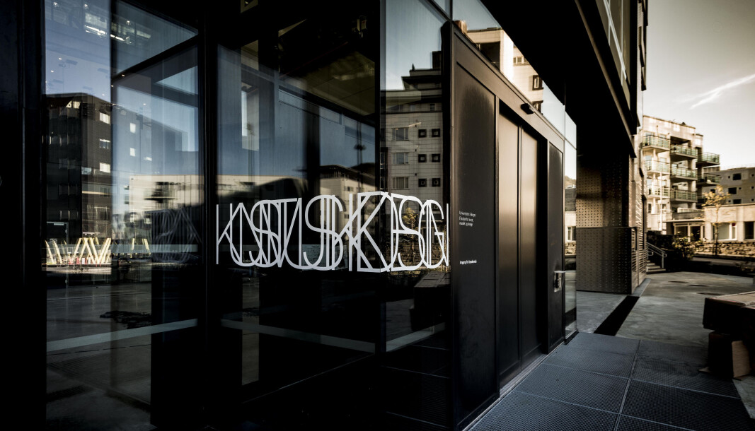 Fakultet for kunst, musikk og design, KMD, i Bergen, teikna av arkitektfirmaet Snøhetta. Sidan opninga i 2017 har fleire uttrykt misnøye med utforminga og arbeidsforholda. Fakultet for kunst, musikk og design, KMD, i Bergen, teikna av arkitektfirmaet Snøhetta. Sidan opninga i 2017 har fleire uttrykt misnøye med utforminga og arbeidsforholda.
