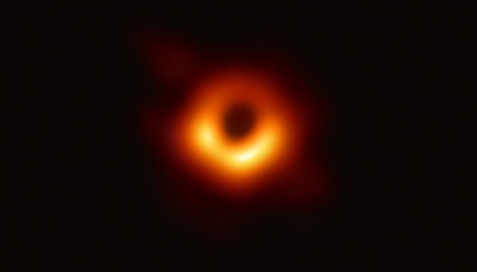 Forskere har fått fram det første bilde av et såkalt sort hull, med bruk av Event Horizon Telescope. Bildet viser en bøyd lysring rundt et svart hull som skal veie mer enn 6,5 million ganger sola. Bildet er hentet fra twitterkontoen til Event Horizon Telescope