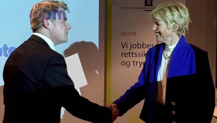 Daværende justis- og beredskapsminister Per-Willy Amundsen mottar særorganutredningen fra utvalgets leder, Anne Cathrine Frøstrup, i mai 2017. Foto: Justis- og beredskapsdepartementet. Daværende justis- og beredskapsminister Per-Willy Amundsen mottar særorganutredningen fra utvalgets leder, Anne Cathrine Frøstrup, i mai 2017. Foto: Justis- og beredskapsdepartementet.