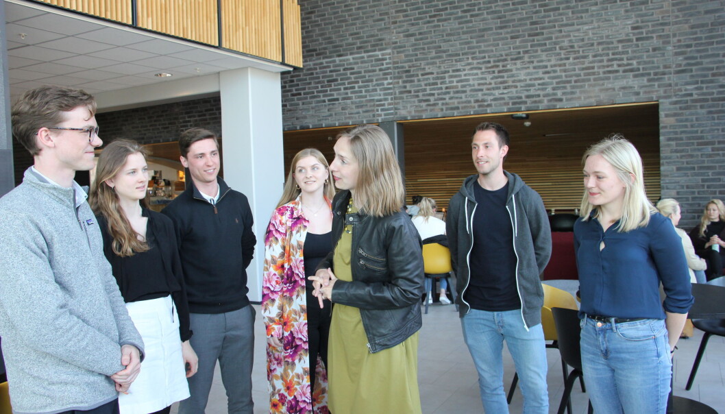 Statsråd Iselin Nybø sammen med Håvard Njølstad fra UiB, Ylva Stavland Mobæk og Andreas Haugsbø fra NHH, Ingeborg Vevle og Sigurd Singelstad fra HVL og Eivor Kolberg fra UiB. Foto: Hilde Kristin Strand Statsråd Iselin Nybø sammen med Håvard Njølstad fra UiB, Ylva Stavland Mobæk og Andreas Haugsbø fra NHH, Ingeborg Vevle og Sigurd Singelstad fra HVL og Eivor Kolberg fra UiB. Foto: Hilde Kristin Strand