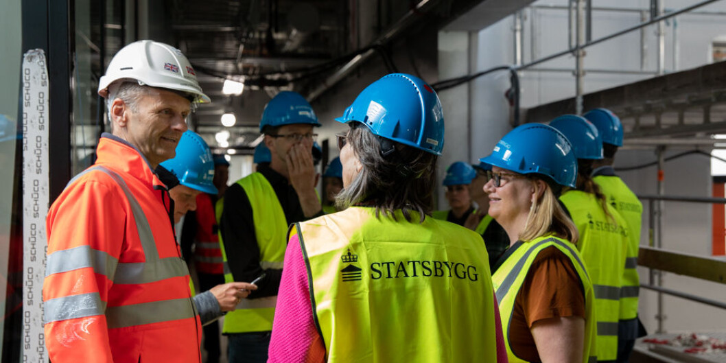 Campus Ås skal stå ferdig og overleveres NMBU i mai. Her fra en omvisning i det nye veterinærbygget tidligere i år. Trond Furuberg ( i orange vest) er NMBUs representant i prosjektledelsen for Campus Ås.
Foto: Mina Ræge Campus Ås skal stå ferdig og overleveres NMBU i mai. Her fra en omvisning i det nye veterinærbygget tidligere i år. Trond Furuberg ( i orange vest) er NMBUs representant i prosjektledelsen for Campus Ås.
Foto: Mina Ræge