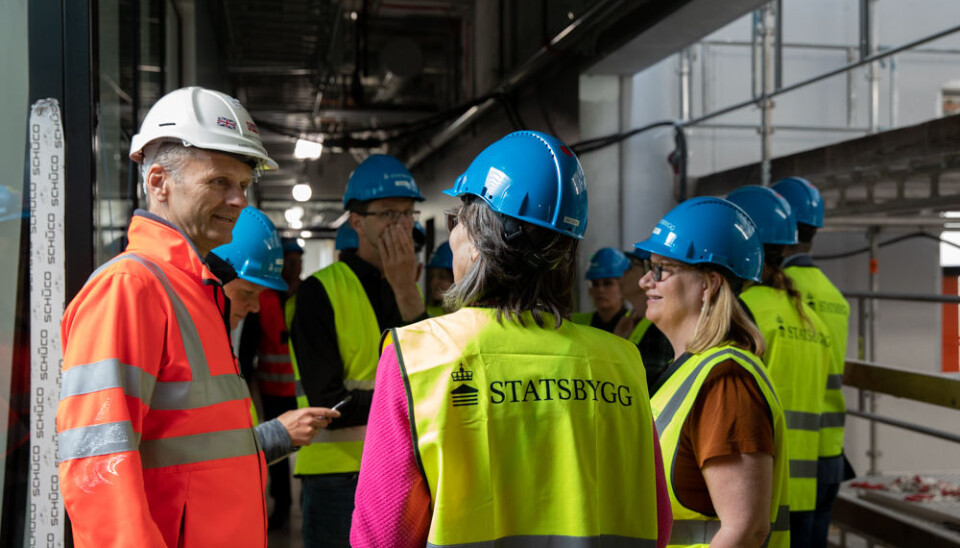 Campus Ås skal stå ferdig og overleveres NMBU i mai. Her fra en omvisning i det nye veterinærbygget tidligere i år. Trond Furuberg ( i orange vest) er NMBUs representant i prosjektledelsen for Campus Ås.
Foto: Mina Ræge Campus Ås skal stå ferdig og overleveres NMBU i mai. Her fra en omvisning i det nye veterinærbygget tidligere i år. Trond Furuberg ( i orange vest) er NMBUs representant i prosjektledelsen for Campus Ås.
Foto: Mina Ræge