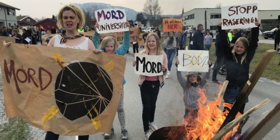 Nord universitet ble til «Mord universitet» da aksjonister, med artisten Ida Maria i spissen, blokkerte veien inn til Nesna i protest mot forslag til nedlegging av studiested Nesna. Foto: Halvor Hilmersen Nord universitet ble til «Mord universitet» da aksjonister, med artisten Ida Maria i spissen, blokkerte veien inn til Nesna i protest mot forslag til nedlegging av studiested Nesna. Foto: Halvor Hilmersen