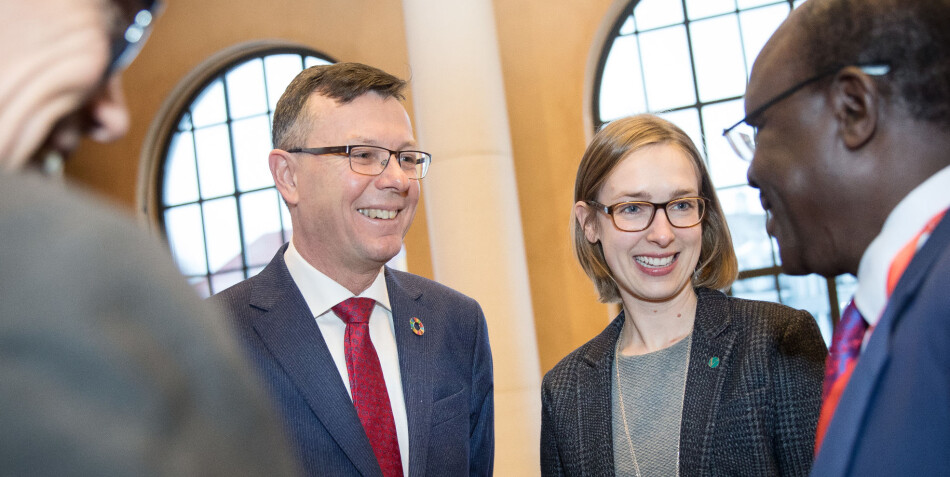Flere institusjoner, deriblant NTNU, UiB og OsloMet, har tatt til orde for at kortere studieopphold i utlandet skal telles på lik linje som utveksling på over tre måneder, skriver innsender. Bildet viser rektor ved UiB, Dag Rune Olsen og statsråd Iselin Nybø på Bærekraftskonferansen i Bergen i 2018. Foto: Universitetet i Bergen Flere institusjoner, deriblant NTNU, UiB og OsloMet, har tatt til orde for at kortere studieopphold i utlandet skal telles på lik linje som utveksling på over tre måneder, skriver innsender. Bildet viser rektor ved UiB, Dag Rune Olsen og statsråd Iselin Nybø på Bærekraftskonferansen i Bergen i 2018. Foto: Universitetet i Bergen