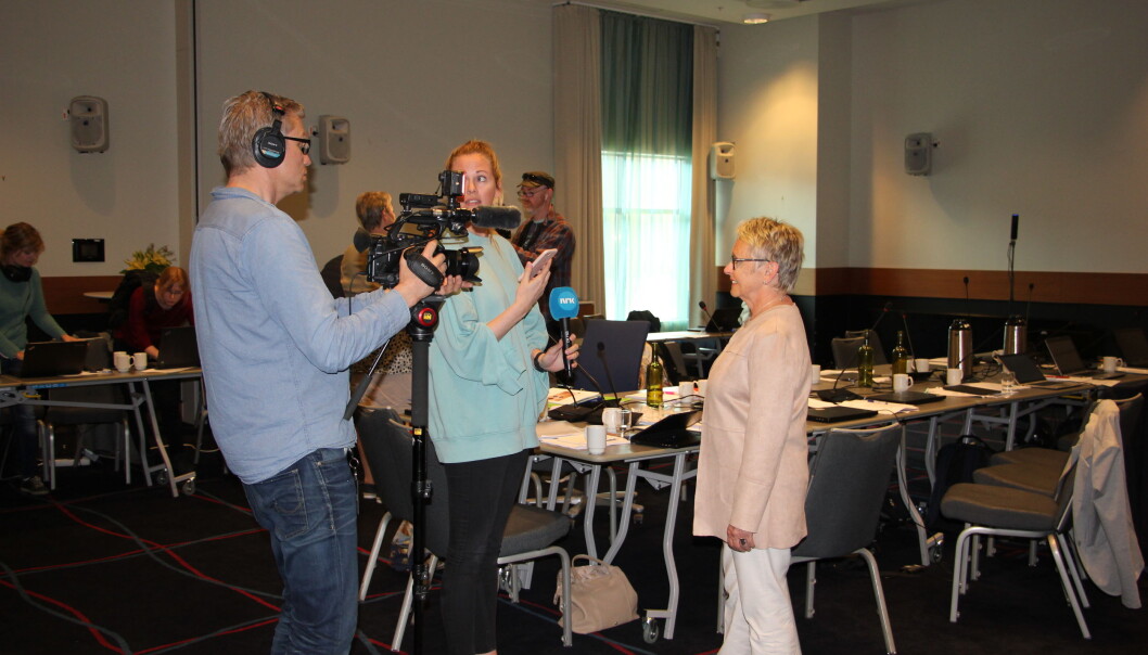 Stort presseoppbud på Værnes tirsdag. Her er det NRK som intervjuer styreleder Vigdis Moe Skarstein. Foto: Hilde Kristin Strand Stort presseoppbud på Værnes tirsdag. Her er det NRK som intervjuer styreleder Vigdis Moe Skarstein. Foto: Hilde Kristin Strand