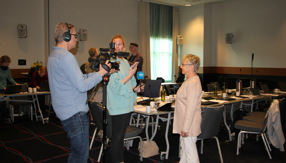 Stort presseoppbud på Værnes tirsdag. Her er det NRK som intervjuer styreleder Vigdis Moe Skarstein. Foto: Hilde Kristin Strand
