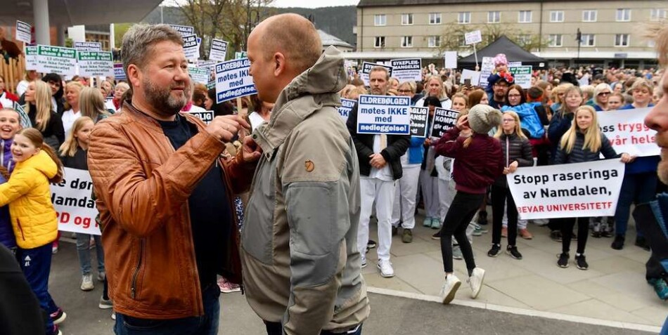For et universitet i distrikts-Norge er det like viktig å sikre egen autonomi og ha kontroll over utviklingen som det er for universiteter i storbyen, skriver innleggsforfatterne. Bildet viser Bjarne Brøndbo og Senterparti-leder Trygve Slagsvold Vedum på demonstrasjon mot de foreslåtte strukturendringene ved Nord universitet i Namsos 30.april. Foto: Bjørn Tore Ness / Namdalsavisa For et universitet i distrikts-Norge er det like viktig å sikre egen autonomi og ha kontroll over utviklingen som det er for universiteter i storbyen, skriver innleggsforfatterne. Bildet viser Bjarne Brøndbo og Senterparti-leder Trygve Slagsvold Vedum på demonstrasjon mot de foreslåtte strukturendringene ved Nord universitet i Namsos 30.april. Foto: Bjørn Tore Ness / Namdalsavisa