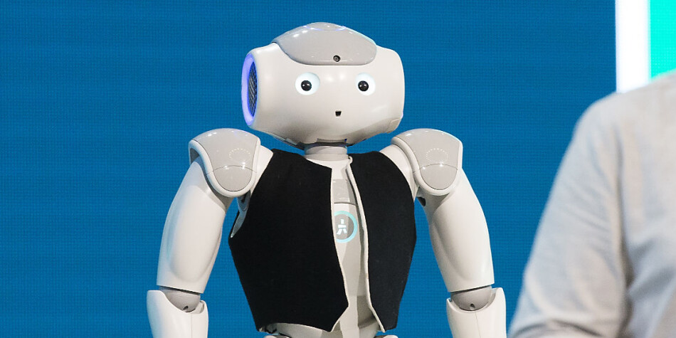 Vi merker nyliberalismen som effekter av privatisering, automatisering, nedbemanning, konkurranseutsetting, skriver innleggsforfatterne. Dette er roboten Elsa, som ble presentert under Christiekonferansen i Bergen i fjor vår. Foto: Silje Robinson Vi merker nyliberalismen som effekter av privatisering, automatisering, nedbemanning, konkurranseutsetting, skriver innleggsforfatterne. Dette er roboten Elsa, som ble presentert under Christiekonferansen i Bergen i fjor vår. Foto: Silje Robinson