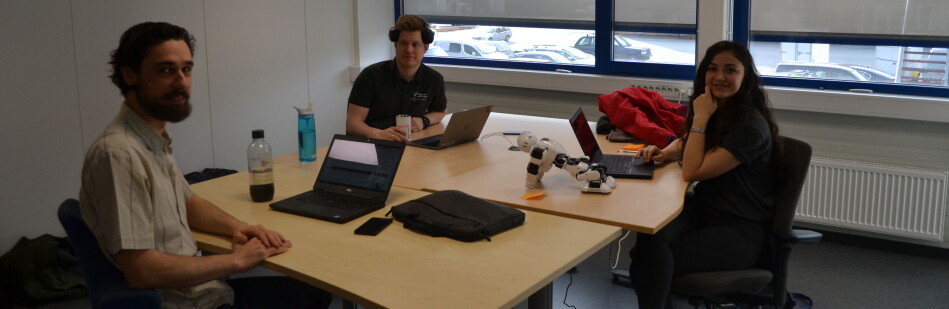 Johannes Møgster, Gizem Ates og Daniel Schäle er alle stipendiatar ved HVL og allereie på plass på verftsområdet i Førde. Foto: Øyvind Østrem, HVL Johannes Møgster, Gizem Ates og Daniel Schäle er alle stipendiatar ved HVL og allereie på plass på verftsområdet i Førde. Foto: Øyvind Østrem, HVL