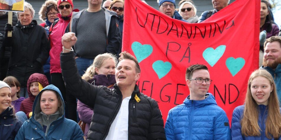 Statsminister Erna Solberg er på rundtur til Helgeland og Trøndelag. I Sandnessjøen ble hun møtt av protester mot sykehusnedlegging og reaksjoner på planene om å legge ned utdanningen på tidligere Høgskolen i Nesna, i dag Nord Nesna. Foto: Jill-Mari Erichsen, Helgelendingen Statsminister Erna Solberg er på rundtur til Helgeland og Trøndelag. I Sandnessjøen ble hun møtt av protester mot sykehusnedlegging og reaksjoner på planene om å legge ned utdanningen på tidligere Høgskolen i Nesna, i dag Nord Nesna. Foto: Jill-Mari Erichsen, Helgelendingen