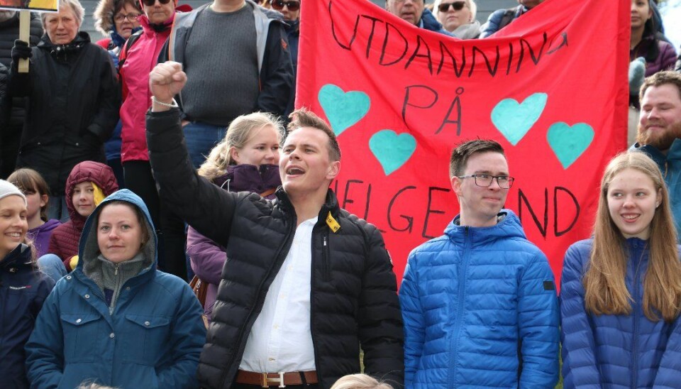 Da statsminister Erna Solberg var på rundtur til Helgeland og Trøndelag ble hun møtt av protester mot sykehusnedlegging og reaksjoner på planene om å legge ned utdanningen på tidligere Høgskolen i Nesna, i dag Nord campus Nesna. Foto: Jill-Mari Erichsen, Helgelendingen