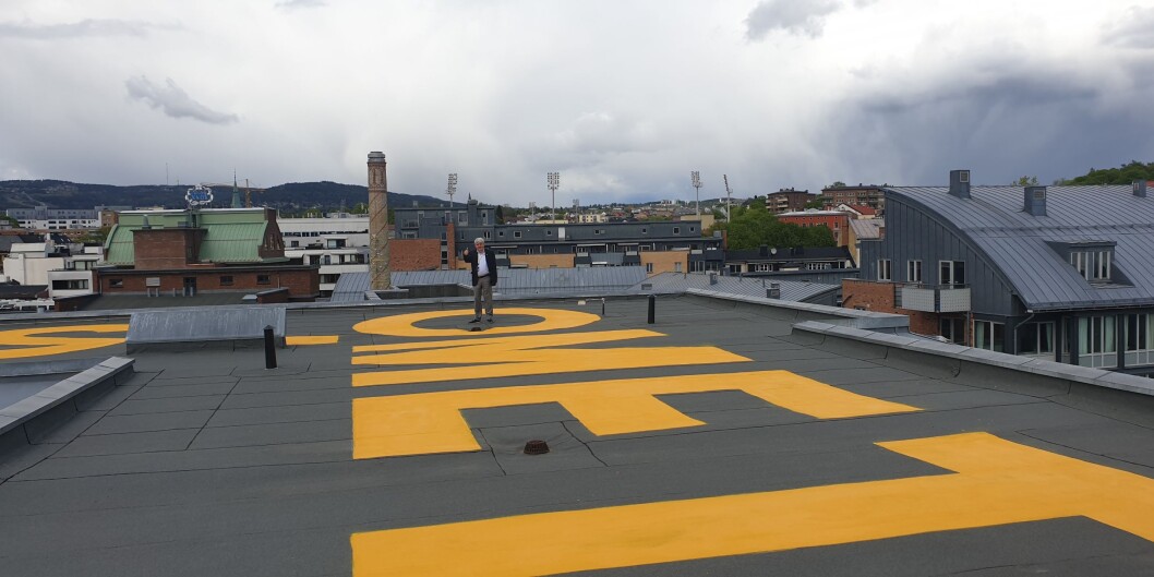 OsloMet-logoen finnes nå også på den femte fasade; taket. Seniorrådgiver Vidar Holum i Avdeling for eiendom har tatt plass i den ene O-en. Foto: OsloMet OsloMet-logoen finnes nå også på den femte fasade; taket. Seniorrådgiver Vidar Holum i Avdeling for eiendom har tatt plass i den ene O-en. Foto: OsloMet