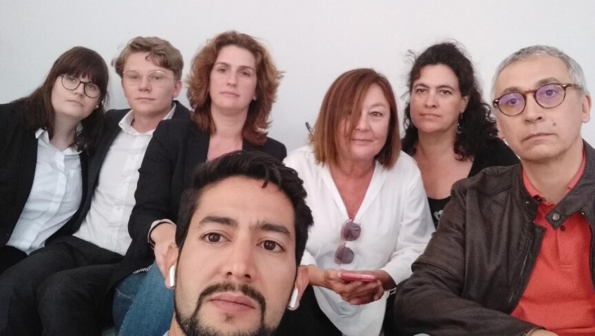 UiB-studentane Kjersti Brevik Møller og Vegard Fosso Smievoll (bak til venstre) blir etter planen deporterte frå Marokko i ettermiddag. Her er dei fotograferte i El Aaiún saman med ei gruppe spanske advokatar, som og blir sende ute. Foto: Privat