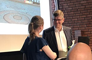 Kjerstin Aukrust overleverer 1735 klimaunderskrifter til UiO-rektor Svein Stølen. Foto: Eva Tønnessen Kjerstin Aukrust overleverer 1735 klimaunderskrifter til UiO-rektor Svein Stølen. Foto: Eva Tønnessen
