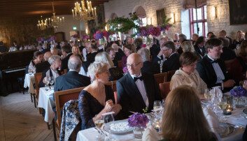 Gjestene gjorde stas på prisvinneren under middagen tirsdag kveld. Foto: Ketil Blom Haugstulen. Gjestene gjorde stas på prisvinneren under middagen tirsdag kveld. Foto: Ketil Blom Haugstulen.