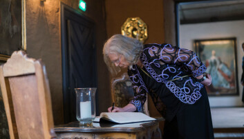 Uhlenbeck signerer besøksprotokollen på Akershus slott. Foto: Ketil Blom Haugstulen Uhlenbeck signerer besøksprotokollen på Akershus slott. Foto: Ketil Blom Haugstulen