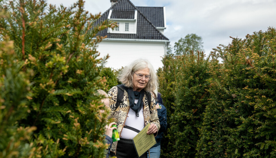 Karen Uhlenbeck har hatt eit hektisk program i Noreg. I Bergen fekk 76-åringen mellom anna sjå den matematiske labyrinten ved Lønningen lystgard. Foto: Eivind Senneset
