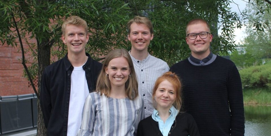 Det nyvalgte, påtroppende arbeidsutvalget til Studentparlamentet ved Universitetet i Oslo. F.v.: Erlend Ditlefsen Aag (Venstrealliansen), Runa Kristine Korneliussen Fiske (A-lista), Christen Andreas Wroldsen (Grønn liste), Linnea Barnerini (Grønn liste) og Johannes Saastad (Venstrealliansen). Foto: Studentparlamentet ved Universitetet i Oslo Det nyvalgte, påtroppende arbeidsutvalget til Studentparlamentet ved Universitetet i Oslo. F.v.: Erlend Ditlefsen Aag (Venstrealliansen), Runa Kristine Korneliussen Fiske (A-lista), Christen Andreas Wroldsen (Grønn liste), Linnea Barnerini (Grønn liste) og Johannes Saastad (Venstrealliansen). Foto: Studentparlamentet ved Universitetet i Oslo