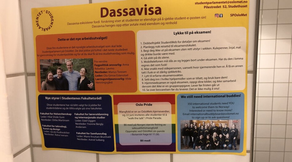 På OsloMet har deler av «Dassavisa» (bildet) som omhandler Pride blitt revet ned ved flere toaletter. Det får leder av Pedagogstudentene til å reagere. Foto: Amanda Schei På OsloMet har deler av «Dassavisa» (bildet) som omhandler Pride blitt revet ned ved flere toaletter. Det får leder av Pedagogstudentene til å reagere. Foto: Amanda Schei