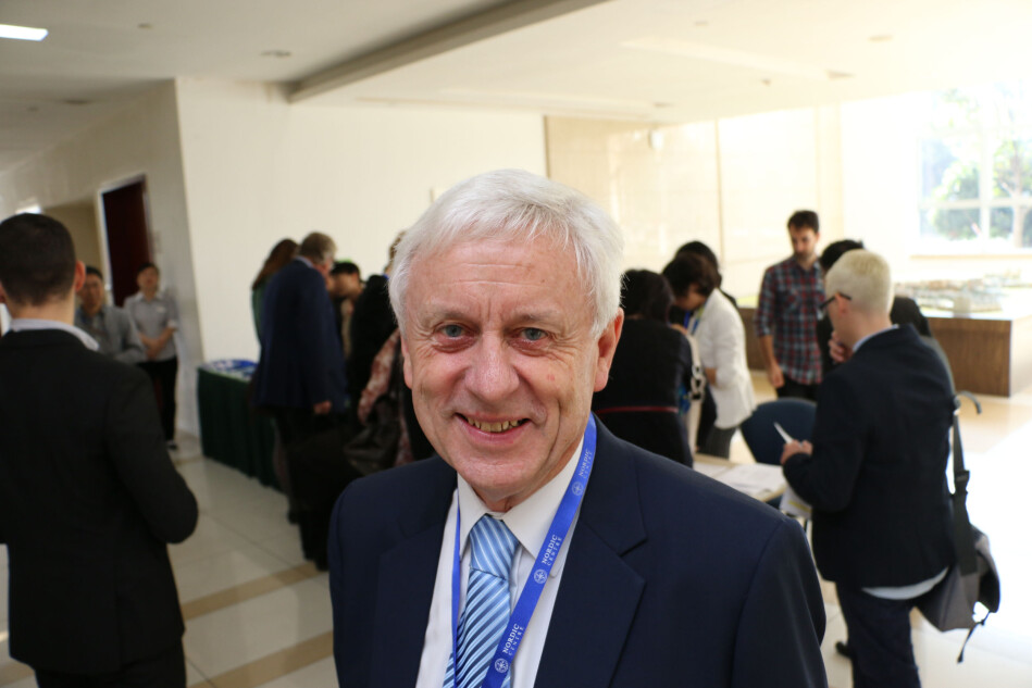 Professor Stein Kuhnle synes kravene som stilles til doktorgradsstudenter for å få dagpenger er hårreisende, i dag, som i 1999. Foto: Dag Hellesund Professor Stein Kuhnle synes kravene som stilles til doktorgradsstudenter for å få dagpenger er hårreisende, i dag, som i 1999. Foto: Dag Hellesund