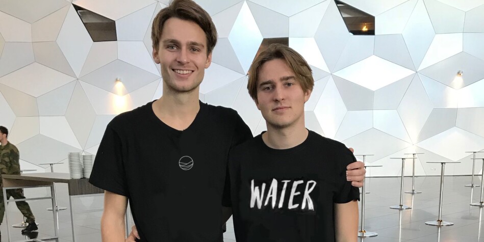 Øyvind Stenberg (til venstre) kom i kontakt med indiske Nitesh Shail på en bærekraftskonferanse. Stenberg fikk med kompisen Ole Bastian Sandok, og sammen er de tre når Aquasolis Global. Foto: privat Øyvind Stenberg (til venstre) kom i kontakt med indiske Nitesh Shail på en bærekraftskonferanse. Stenberg fikk med kompisen Ole Bastian Sandok, og sammen er de tre når Aquasolis Global. Foto: privat
