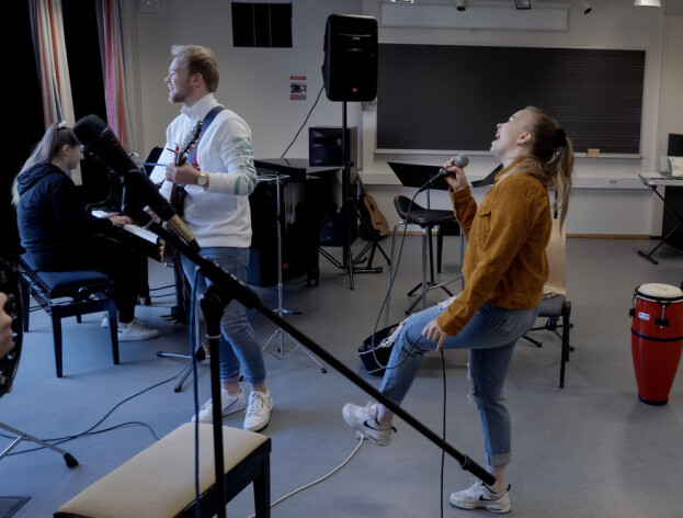 Your job's a joke, you're broke! Lærarstudentane øver på musikkrommet på Campus Bodø. Frå venstre: Julie Fjellet, Kristian Lorentzen og Tonje Halonen. Foto: Paul S. Amundsen Your job's a joke, you're broke! Lærarstudentane øver på musikkrommet på Campus Bodø. Frå venstre: Julie Fjellet, Kristian Lorentzen og Tonje Halonen. Foto: Paul S. Amundsen