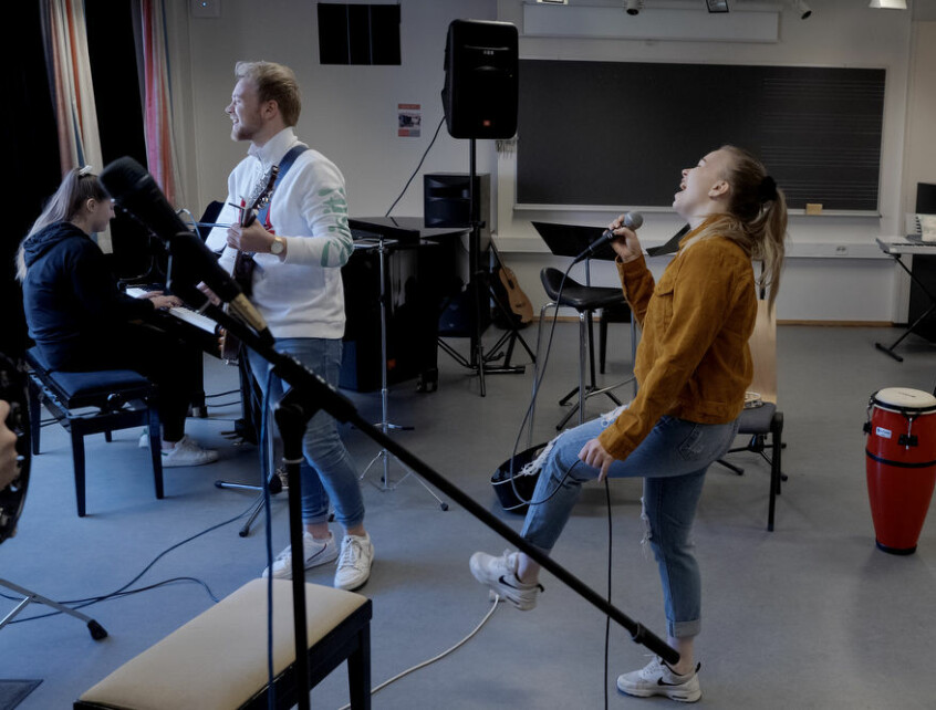 Your job's a joke, you're broke! Lærarstudentane øver på musikkrommet på Campus Bodø. Frå venstre: Julie Fjellet, Kristian Lorentzen og Tonje Halonen. Foto: Paul S. Amundsen