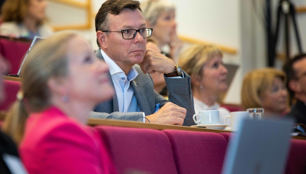 Dag Rune Olsen er ny leder for UHR. I forgrunnen avtroppende leder Mari Sundli Tveit. Foto: Siri Øverland Eriksen Dag Rune Olsen er ny leder for UHR. I forgrunnen avtroppende leder Mari Sundli Tveit. Foto: Siri Øverland Eriksen