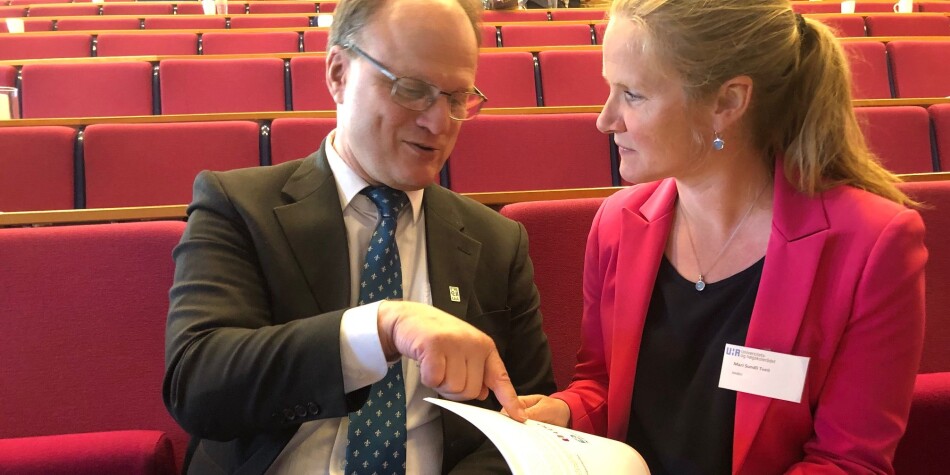 Avtroppende rektor Frank Reichert leverte sin sluttrapport til avtroppende leder av Universitets- og høgskolerådet, Mari Sundli Tveit, onsdag. Den nasjonale undersøkelsen om seksuell trakassering legges fram først i august. Foto: Tove Lie Avtroppende rektor Frank Reichert leverte sin sluttrapport til avtroppende leder av Universitets- og høgskolerådet, Mari Sundli Tveit, onsdag. Den nasjonale undersøkelsen om seksuell trakassering legges fram først i august. Foto: Tove Lie