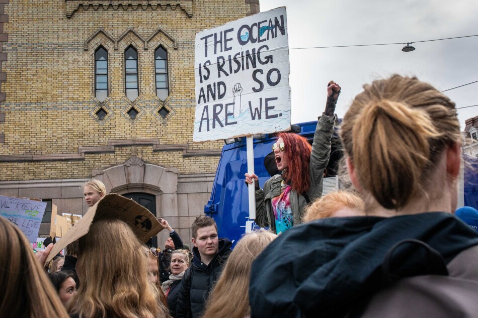 Dagens politikk fører oss mot en ukontrollerbar klimautvikling som kan føre til at vår sivilisasjon bryter sammen, skriver Gunnar Kvåle, John Gunnar Mæland og Carlo Aall. Arkivbilde fra skolestreik for klima foran Stortinget, 22. mars 2019. Foto: Siri Øverland Eriksen Dagens politikk fører oss mot en ukontrollerbar klimautvikling som kan føre til at vår sivilisasjon bryter sammen, skriver Gunnar Kvåle, John Gunnar Mæland og Carlo Aall. Arkivbilde fra skolestreik for klima foran Stortinget, 22. mars 2019. Foto: Siri Øverland Eriksen