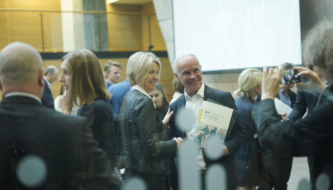 Rapporten om etter- og videreutdanning fra Markussen-utvalget ble overlevert til statsrådene Jan Tore Sanner og Iselin Nybø. Her er Sanner sammen med Kristin Vinje. Foto: Ketil Blom Haugstulen Rapporten om etter- og videreutdanning fra Markussen-utvalget ble overlevert til statsrådene Jan Tore Sanner og Iselin Nybø. Her er Sanner sammen med Kristin Vinje. Foto: Ketil Blom Haugstulen