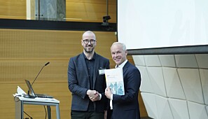 Simen Markussen overleverte rapporten til statsråd Jan Tore Sanner. Foto: Ketil Blom Haugstulen Simen Markussen overleverte rapporten til statsråd Jan Tore Sanner. Foto: Ketil Blom Haugstulen